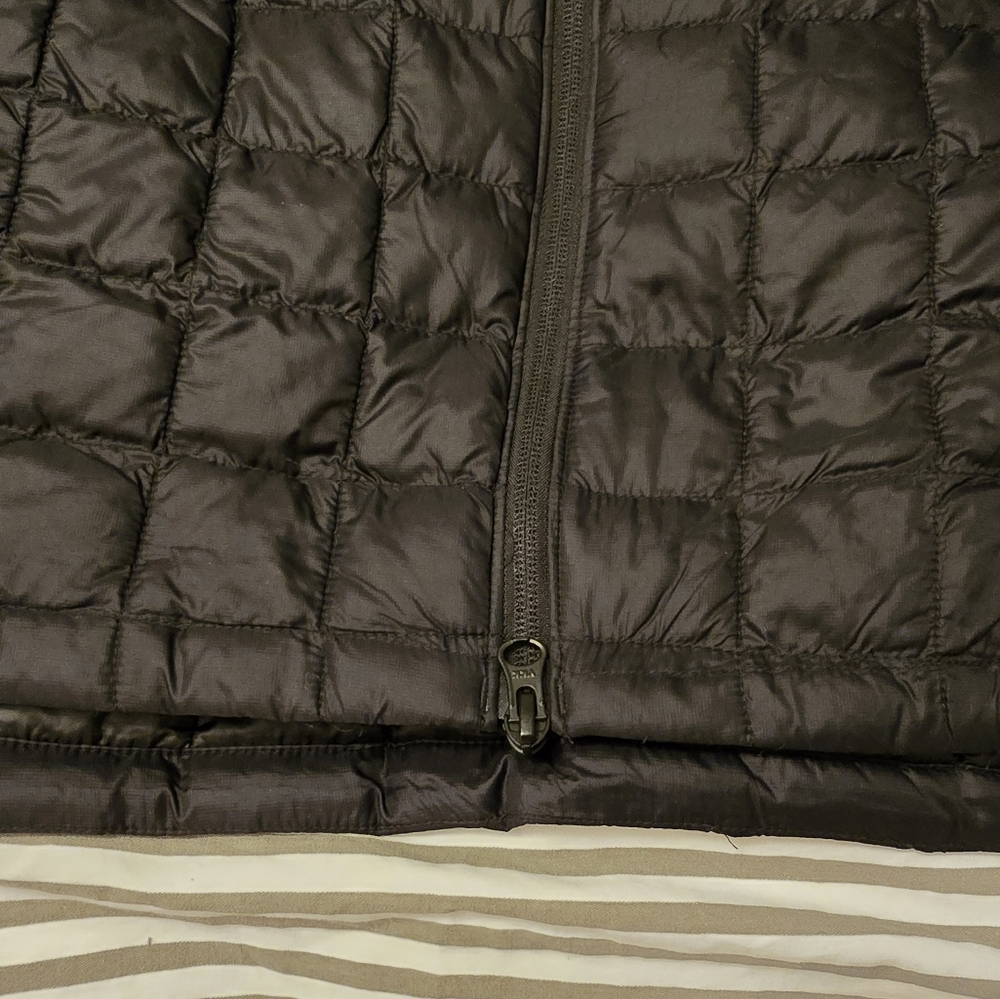 The North Face Black Quilted Hooded Coat - Picture 3 of 11